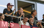 30.08.2026, Fussball Bundesliga 2026/2027, 1.Spieltag, FC Augsburg - FC Schalke 04, in der WWK-Arena Augsburg,  obere Reihe, v.li: (Deutschland) Trainer Jürgen Klopp (Deutschland), Geschäftsführer Michael Ströll (FC Augsburg), Präsident Markus Krapf (FC Augsburg),  unten: Sergej Barbarez (Trainer Bosnien Herzegowina) 