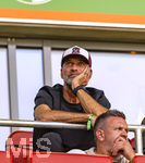 30.08.2026, Fussball Bundesliga 2026/2027, 1.Spieltag, FC Augsburg - FC Schalke 04, in der WWK-Arena Augsburg, Bundestrainer Jürgen Klopp (mitte, Deutschland) auf der Tribüne als Zuschauer. 