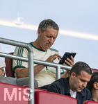 30.08.2026, Fussball Bundesliga 2026/2027, 1.Spieltag, FC Augsburg - FC Schalke 04, in der WWK-Arena Augsburg, Co-Trainer Peter Krawietz (Deutschland) mit seinem Handy.