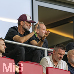 30.08.2026, Fussball Bundesliga 2026/2027, 1.Spieltag, FC Augsburg - FC Schalke 04, in der WWK-Arena Augsburg,  obere Reihe, v.li: (Deutschland) Trainer Jürgen Klopp (Deutschland), Geschäftsführer Michael Ströll (FC Augsburg), 