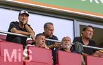30.08.2026, Fussball Bundesliga 2026/2027, 1.Spieltag, FC Augsburg - FC Schalke 04, in der WWK-Arena Augsburg, Bundestrainer Jürgen Klopp (li, Deutschland) auf der Tribüne als Zuschauer, bei Geschäftsführer Michael Ströll (FC Augsburg), Präsident Markus Krapf (FC Augsburg), 