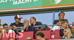 30.08.2026, Fussball Bundesliga 2026/2027, 1.Spieltag, FC Augsburg - FC Schalke 04, in der WWK-Arena Augsburg,  obere Reihe, v.li: (Deutschland) Trainer Jürgen Klopp (Deutschland), Geschäftsführer Michael Ströll (FC Augsburg), Präsident Markus Krapf (FC Augsburg),  unten: Sergej Barbarez (Trainer Bosnien Herzegowina)