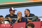 30.08.2026, Fussball Bundesliga 2026/2027, 1.Spieltag, FC Augsburg - FC Schalke 04, in der WWK-Arena Augsburg,  obere Reihe, v.li: (Deutschland) Trainer Jürgen Klopp (Deutschland), Geschäftsführer Michael Ströll (FC Augsburg), 
