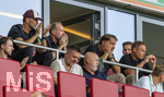 30.08.2026, Fussball Bundesliga 2026/2027, 1.Spieltag, FC Augsburg - FC Schalke 04, in der WWK-Arena Augsburg,  obere Reihe, v.li: (Deutschland) Trainer Jürgen Klopp (Deutschland), Geschäftsführer Michael Ströll (FC Augsburg), Präsident Markus Krapf (FC Augsburg),  unten: Sergej Barbarez (Trainer Bosnien Herzegowina) 