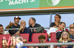 30.08.2026, Fussball Bundesliga 2026/2027, 1.Spieltag, FC Augsburg - FC Schalke 04, in der WWK-Arena Augsburg,  obere Reihe, v.li: (Deutschland) Trainer Jürgen Klopp (Deutschland), Geschäftsführer Michael Ströll (FC Augsburg), Präsident Markus Krapf (FC Augsburg),  unten: Sergej Barbarez (Trainer Bosnien Herzegowina)
