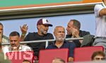 30.08.2026, Fussball Bundesliga 2026/2027, 1.Spieltag, FC Augsburg - FC Schalke 04, in der WWK-Arena Augsburg,  obere Reihe, v.li: Bundestrainer Jürgen Klopp (Deutschland), Geschäftsführer Michael Ströll (FC Augsburg), 