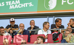 30.08.2026, Fussball Bundesliga 2026/2027, 1.Spieltag, FC Augsburg - FC Schalke 04, in der WWK-Arena Augsburg,  obere Reihe, v.li: (Deutschland) Trainer Jürgen Klopp (Deutschland), Geschäftsführer Michael Ströll (FC Augsburg), Präsident Markus Krapf (FC Augsburg),  unten: Sergej Barbarez (Trainer Bosnien Herzegowina) 