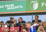30.08.2026, Fussball Bundesliga 2026/2027, 1.Spieltag, FC Augsburg - FC Schalke 04, in der WWK-Arena Augsburg,  obere Reihe, v.li: (Deutschland) Trainer Jürgen Klopp (Deutschland), Geschäftsführer Michael Ströll (FC Augsburg), Präsident Markus Krapf (FC Augsburg),  unten: Sergej Barbarez (Trainer Bosnien Herzegowina)