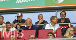 30.08.2026, Fussball Bundesliga 2026/2027, 1.Spieltag, FC Augsburg - FC Schalke 04, in der WWK-Arena Augsburg,  obere Reihe, v.li: Co-Trainer Peter Krawietz (Deutschland) Trainer Jürgen Klopp (Deutschland), Geschäftsführer Michael Ströll (FC Augsburg), Präsident Markus Krapf (FC Augsburg),  unten: Sergej Barbarez (Trainer Bosnien Herzegowina)