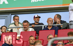30.08.2026, Fussball Bundesliga 2026/2027, 1.Spieltag, FC Augsburg - FC Schalke 04, in der WWK-Arena Augsburg,  obere Reihe, v.li: Co-Trainer Peter Krawietz (Deutschland) Trainer Jürgen Klopp (Deutschland), Geschäftsführer Michael Ströll (FC Augsburg), 