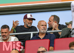 30.08.2026, Fussball Bundesliga 2026/2027, 1.Spieltag, FC Augsburg - FC Schalke 04, in der WWK-Arena Augsburg,  obere Reihe, v.li: Bundestrainer Jürgen Klopp (Deutschland), Geschäftsführer Michael Ströll (FC Augsburg), 