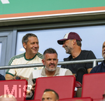 30.08.2026, Fussball Bundesliga 2026/2027, 1.Spieltag, FC Augsburg - FC Schalke 04, in der WWK-Arena Augsburg, obere Reihe, v.li: Co-Trainer Peter Krawietz (Deutschland) Trainer Jürgen Klopp (Deutschland), 