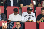 30.08.2026, Fussball Bundesliga 2026/2027, 1.Spieltag, FC Augsburg - FC Schalke 04, in der WWK-Arena Augsburg, Juma Bah (re mit Mütze) auf der Tribüne als Zuschauer, Nach neuesten Informationen haben die Fuggerstädter eine mündliche Einigung über einen Transfer von Juma Bah erzielt.
 Der Innenverteidiger von Manchester City werde sich dem FCA auf Leihbasis anschließen. 