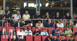30.08.2026, Fussball Bundesliga 2026/2027, 1.Spieltag, FC Augsburg - FC Schalke 04, in der WWK-Arena Augsburg,  obere Reihe, v.li: Antonio da Silva (Deutschland), Co-Trainer Peter Krawietz (Deutschland) Trainer Jürgen Klopp (Deutschland), Geschäftsführer Michael Ströll (FC Augsburg), Präsident Markus Krapf (FC Augsburg),  unten: Sergej Barbarez (Trainer Bosnien Herzegowina)
Juma Bah (unten 3.v.li, mit Mütze) auf der Tribüne als Zuschauer, Nach neuesten Informationen haben die Fuggerstädter eine mündliche Einigung über einen Transfer von Juma Bah erzielt.
 Der Innenverteidiger von Manchester City werde sich dem FCA auf Leihbasis anschließen.  