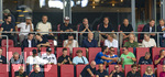 30.08.2026, Fussball Bundesliga 2026/2027, 1.Spieltag, FC Augsburg - FC Schalke 04, in der WWK-Arena Augsburg,  obere Reihe, v.li: Antonio da Silva (Deutschland), Co-Trainer Peter Krawietz (Deutschland) Trainer Jürgen Klopp (Deutschland), Geschäftsführer Michael Ströll (FC Augsburg), Präsident Markus Krapf (FC Augsburg),  unten: Sergej Barbarez (Trainer Bosnien Herzegowina)
Juma Bah (unten 3.v.li, mit Mütze) auf der Tribüne als Zuschauer, Nach neuesten Informationen haben die Fuggerstädter eine mündliche Einigung über einen Transfer von Juma Bah erzielt.
 Der Innenverteidiger von Manchester City werde sich dem FCA auf Leihbasis anschließen.  