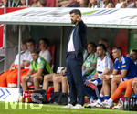 30.08.2026, Fussball Bundesliga 2026/2027, 1.Spieltag, FC Augsburg - FC Schalke 04, in der WWK-Arena Augsburg, Trainer Miron Muslic (FC Schalke 04) gibt Anweisungen, zeigt, gestikuliert, gibt Kommandos, Anweisungen, gibt Anweisungen, zeigend, gestikulierend, . 