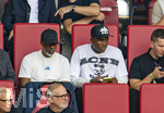 30.08.2026, Fussball Bundesliga 2026/2027, 1.Spieltag, FC Augsburg - FC Schalke 04, in der WWK-Arena Augsburg, Juma Bah (re mit Mütze) auf der Tribüne als Zuschauer, Nach neuesten Informationen haben die Fuggerstädter eine mündliche Einigung über einen Transfer von Juma Bah erzielt.
 Der Innenverteidiger von Manchester City werde sich dem FCA auf Leihbasis anschließen. 