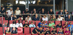 30.08.2026, Fussball Bundesliga 2026/2027, 1.Spieltag, FC Augsburg - FC Schalke 04, in der WWK-Arena Augsburg,  obere Reihe, v.li: Antonio da Silva (Deutschland), Co-Trainer Peter Krawietz (Deutschland) Trainer Jürgen Klopp (Deutschland), Geschäftsführer Michael Ströll (FC Augsburg), Präsident Markus Krapf (FC Augsburg),  unten: Sergej Barbarez (Trainer Bosnien Herzegowina)
Juma Bah (unten 3.v.li, mit Mütze) auf der Tribüne als Zuschauer, Nach neuesten Informationen haben die Fuggerstädter eine mündliche Einigung über einen Transfer von Juma Bah erzielt.
 Der Innenverteidiger von Manchester City werde sich dem FCA auf Leihbasis anschließen. 