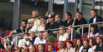 30.08.2026, Fussball Bundesliga 2026/2027, 1.Spieltag, FC Augsburg - FC Schalke 04, in der WWK-Arena Augsburg, obere Reihe, v.li: Antonio da Silva (Deutschland), Co-Trainer Peter Krawietz (Deutschland) Trainer Jürgen Klopp (Deutschland), Geschäftsführer Michael Ströll (FC Augsburg), Präsident Markus Krapf (FC Augsburg),  unten: Sergej Barbarez (Trainer Bosnien Herzegowina)