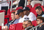 30.08.2026, Fussball Bundesliga 2026/2027, 1.Spieltag, FC Augsburg - FC Schalke 04, in der WWK-Arena Augsburg, Juma Bah (re mit Mütze) auf der Tribüne als Zuschauer, Nach neuesten Informationen haben die Fuggerstädter eine mündliche Einigung über einen Transfer von Juma Bah erzielt.
 Der Innenverteidiger von Manchester City werde sich dem FCA auf Leihbasis anschließen. 