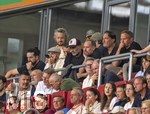 30.08.2026, Fussball Bundesliga 2026/2027, 1.Spieltag, FC Augsburg - FC Schalke 04, in der WWK-Arena Augsburg, obere Reihe, v.li: Antonio da Silva (Deutschland), Co-Trainer Peter Krawietz (Deutschland) Trainer Jürgen Klopp (Deutschland), Geschäftsführer Michael Ströll (FC Augsburg), Präsident Markus Krapf (FC Augsburg),  unten: Sergej Barbarez (Trainer Bosnien Herzegowina)