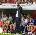 30.08.2026, Fussball Bundesliga 2026/2027, 1.Spieltag, FC Augsburg - FC Schalke 04, in der WWK-Arena Augsburg, Trainer Miron Muslic (FC Schalke 04) gibt Anweisungen, zeigt, gestikuliert, gibt Kommandos, Anweisungen, gibt Anweisungen, zeigend, gestikulierend, . 