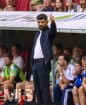 30.08.2026, Fussball Bundesliga 2026/2027, 1.Spieltag, FC Augsburg - FC Schalke 04, in der WWK-Arena Augsburg, Trainer Miron Muslic (FC Schalke 04) gibt Anweisungen, zeigt, gestikuliert, gibt Kommandos, Anweisungen, gibt Anweisungen, zeigend, gestikulierend, . 