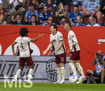 30.08.2026, Fussball Bundesliga 2026/2027, 1.Spieltag, FC Augsburg - FC Schalke 04, in der WWK-Arena Augsburg, Torjubel Michael Gregoritsch (2.v.re, FC Augsburg), mit Han-Noah Massengo (FC Augsburg), Marius Wolf (FC Augsburg) 