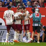 30.08.2026, Fussball Bundesliga 2026/2027, 1.Spieltag, FC Augsburg - FC Schalke 04, in der WWK-Arena Augsburg, Torjubel Michael Gregoritsch (FC Augsburg), mit Anton Kade (FC Augsburg), Noahkai Dominic Banks (FC Augsburg), 