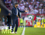 30.08.2026, Fussball Bundesliga 2026/2027, 1.Spieltag, FC Augsburg - FC Schalke 04, in der WWK-Arena Augsburg, Trainer Miron Muslic (FC Schalke 04) gibt Anweisungen, 