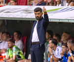 30.08.2026, Fussball Bundesliga 2026/2027, 1.Spieltag, FC Augsburg - FC Schalke 04, in der WWK-Arena Augsburg, Trainer Miron Muslic (FC Schalke 04) gibt Anweisungen, zeigt, gestikuliert, gibt Kommandos, Anweisungen, gibt Anweisungen, zeigend, gestikulierend, . 