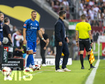 30.08.2026, Fussball Bundesliga 2026/2027, 1.Spieltag, FC Augsburg - FC Schalke 04, in der WWK-Arena Augsburg, li: Edin Dzeko (Schalke 04) vor seiner Einwechslung bei Trainer Miron Muslic (FC Schalke 04) 