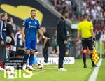 30.08.2026, Fussball Bundesliga 2026/2027, 1.Spieltag, FC Augsburg - FC Schalke 04, in der WWK-Arena Augsburg, li: Edin Dzeko (Schalke 04) vor seiner Einwechslung bei Trainer Miron Muslic (FC Schalke 04) 