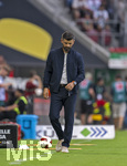 30.08.2026, Fussball Bundesliga 2026/2027, 1.Spieltag, FC Augsburg - FC Schalke 04, in der WWK-Arena Augsburg, Trainer Miron Muslic (FC Schalke 04) nachdenklich 