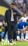 30.08.2026, Fussball Bundesliga 2026/2027, 1.Spieltag, FC Augsburg - FC Schalke 04, in der WWK-Arena Augsburg, Trainer Miron Muslic (FC Schalke 04) schaut nachdenklich auf seine Uhr 