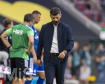 30.08.2026, Fussball Bundesliga 2026/2027, 1.Spieltag, FC Augsburg - FC Schalke 04, in der WWK-Arena Augsburg, Trainer Miron Muslic (FC Schalke 04) nachdenklich 