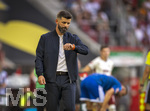 30.08.2026, Fussball Bundesliga 2026/2027, 1.Spieltag, FC Augsburg - FC Schalke 04, in der WWK-Arena Augsburg, Trainer Miron Muslic (FC Schalke 04) schaut nachdenklich auf seine Uhr 