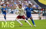 30.08.2026, Fussball Bundesliga 2026/2027, 1.Spieltag, FC Augsburg - FC Schalke 04, in der WWK-Arena Augsburg, Calvin Brackelmann (FC Augsburg) gegen Junior Adamu (Schalke 04) 