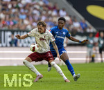 30.08.2026, Fussball Bundesliga 2026/2027, 1.Spieltag, FC Augsburg - FC Schalke 04, in der WWK-Arena Augsburg, Calvin Brackelmann (FC Augsburg) gegen Junior Adamu (Schalke 04) 