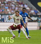 30.08.2026, Fussball Bundesliga 2026/2027, 1.Spieltag, FC Augsburg - FC Schalke 04, in der WWK-Arena Augsburg, Calvin Brackelmann (FC Augsburg) gegen Junior Adamu (Schalke 04) 