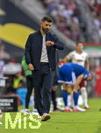30.08.2026, Fussball Bundesliga 2026/2027, 1.Spieltag, FC Augsburg - FC Schalke 04, in der WWK-Arena Augsburg, Trainer Miron Muslic (FC Schalke 04) schaut nachdenklich auf seine Uhr 