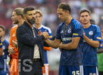 30.08.2026, Fussball Bundesliga 2026/2027, 1.Spieltag, FC Augsburg - FC Schalke 04, in der WWK-Arena Augsburg, Frust nach dem Spiel, v.li: Trainer Miron Muslic (FC Schalke 04), Nikola Katic (FC Schalke 04) 