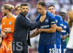 30.08.2026, Fussball Bundesliga 2026/2027, 1.Spieltag, FC Augsburg - FC Schalke 04, in der WWK-Arena Augsburg, Frust nach dem Spiel, v.li: Trainer Miron Muslic (FC Schalke 04), Nikola Katic (FC Schalke 04) 