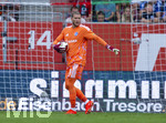 30.08.2026, Fussball Bundesliga 2026/2027, 1.Spieltag, FC Augsburg - FC Schalke 04, in der WWK-Arena Augsburg, Torwart Loris Karius (FC Schalke 04) hat den Ball 
