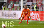 30.08.2026, Fussball Bundesliga 2026/2027, 1.Spieltag, FC Augsburg - FC Schalke 04, in der WWK-Arena Augsburg, Torwart Loris Karius (FC Schalke 04) in Erwartung des Torschusses vom gegnerischen Stürmer.