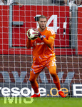 30.08.2026, Fussball Bundesliga 2026/2027, 1.Spieltag, FC Augsburg - FC Schalke 04, in der WWK-Arena Augsburg, Torwart Loris Karius (FC Schalke 04) hat den Ball sicher gefangen.