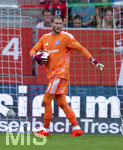 30.08.2026, Fussball Bundesliga 2026/2027, 1.Spieltag, FC Augsburg - FC Schalke 04, in der WWK-Arena Augsburg, Torwart Loris Karius (FC Schalke 04) hat den Ball 