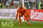 30.08.2026, Fussball Bundesliga 2026/2027, 1.Spieltag, FC Augsburg - FC Schalke 04, in der WWK-Arena Augsburg, Torwart Loris Karius (FC Schalke 04) in Erwartung des Torschusses vom gegnerischen Stürmer.