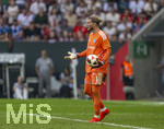 30.08.2026, Fussball Bundesliga 2026/2027, 1.Spieltag, FC Augsburg - FC Schalke 04, in der WWK-Arena Augsburg, Torwart Loris Karius (FC Schalke 04) mit dem Ball in. der Hand 