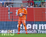 30.08.2026, Fussball Bundesliga 2026/2027, 1.Spieltag, FC Augsburg - FC Schalke 04, in der WWK-Arena Augsburg, Torwart Loris Karius (FC Schalke 04) hat den Ball 